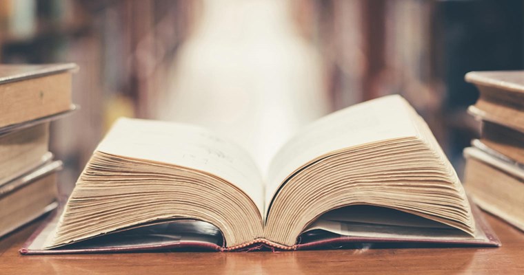 放在書桌上的開放書。