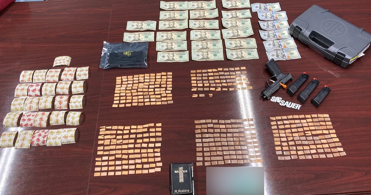 在波卡洪塔斯州懲教中心檢獲的違禁品。違禁品包括毒品、1000 美元現金和手槍。