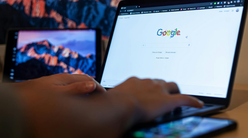 在 Google 首頁打字的人
